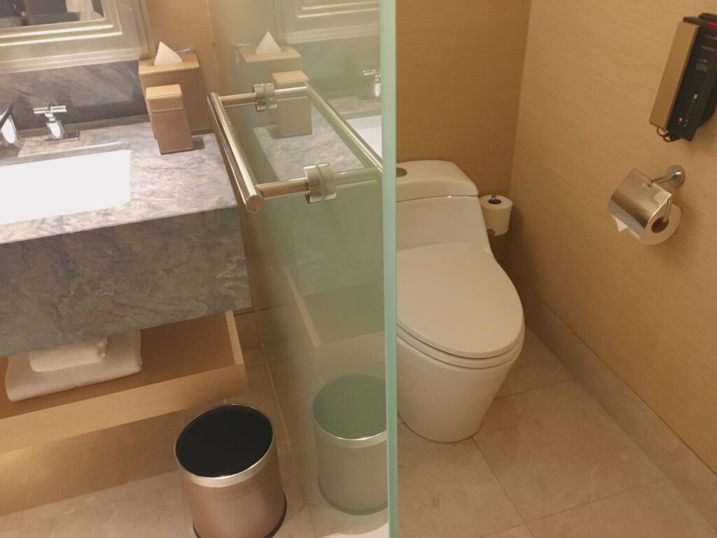 マリーナベイ・サンズ(プレミアムルーム)の綺麗に清掃されたトイレを撮影した写真
