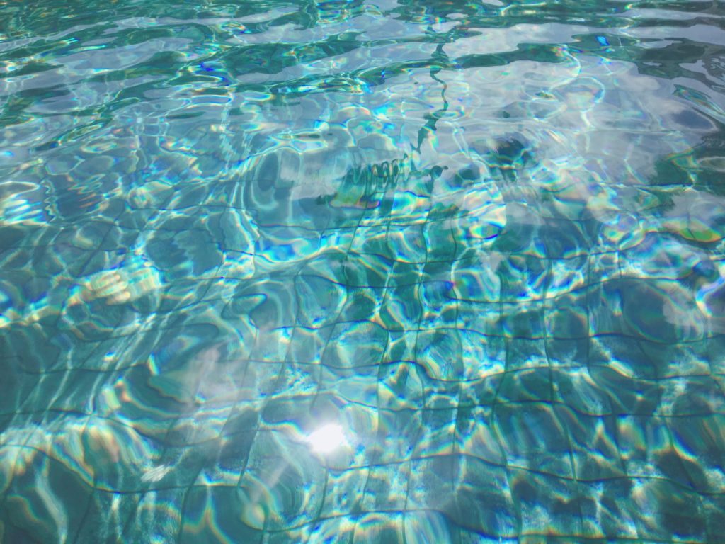 マリーナベイ・サンズのインフィニティプールの水面に光が反射してキラキラしている様子を撮影した写真