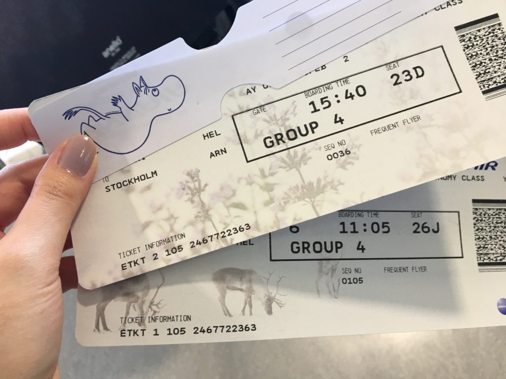 私が実際にフィンエアーのスタッフさんに頂いた、ムーミンのネームタグと、花とトナカイの可愛い柄の搭乗券を撮影した写真