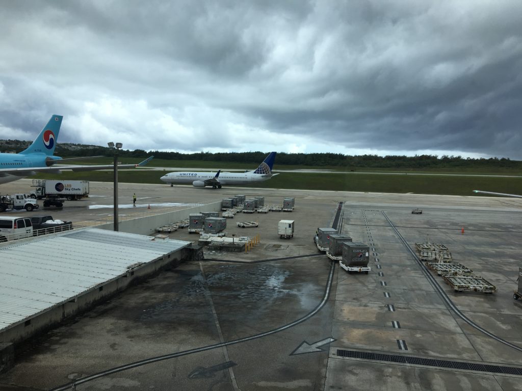 グアム国際空港のユナイテッドクラブの窓際の席から私たちが見た発着する飛行機を撮影した写真