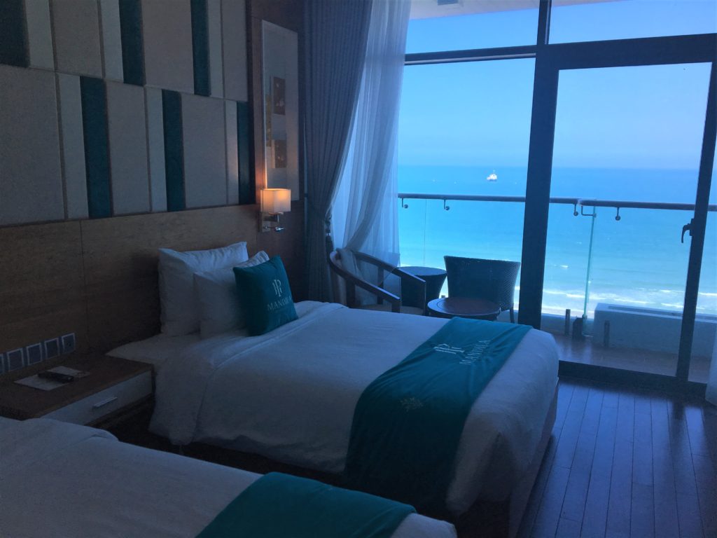 私が実際に宿泊したマンディラビーチホテルダナンのオーシャンビューの客室を撮影した写真