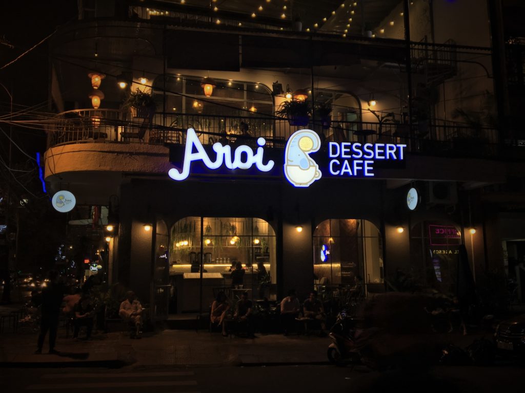 私が実際に、バクダン通りを歩いていて見かけた、夜でもにぎわっているアロイ　デザートカフェを撮影した写真