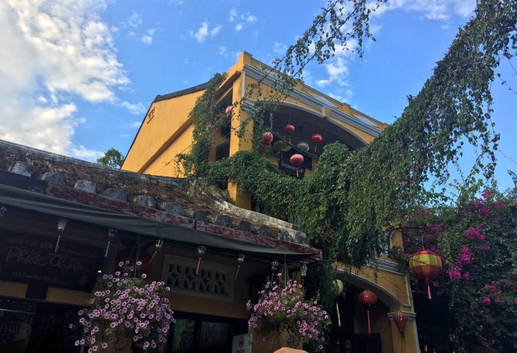 チャンフ―通りのお店やレストランにランタンが飾られ、お花や蔦が自由に這っているのがノスタルジックな様子を撮影した写真