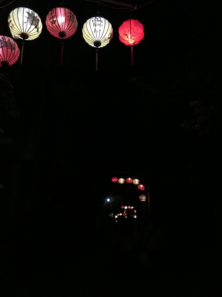 トゥボン川方面に歩いた、ライトアップされたランタンが並ぶTrương Minh Lượng通りを撮影した写真