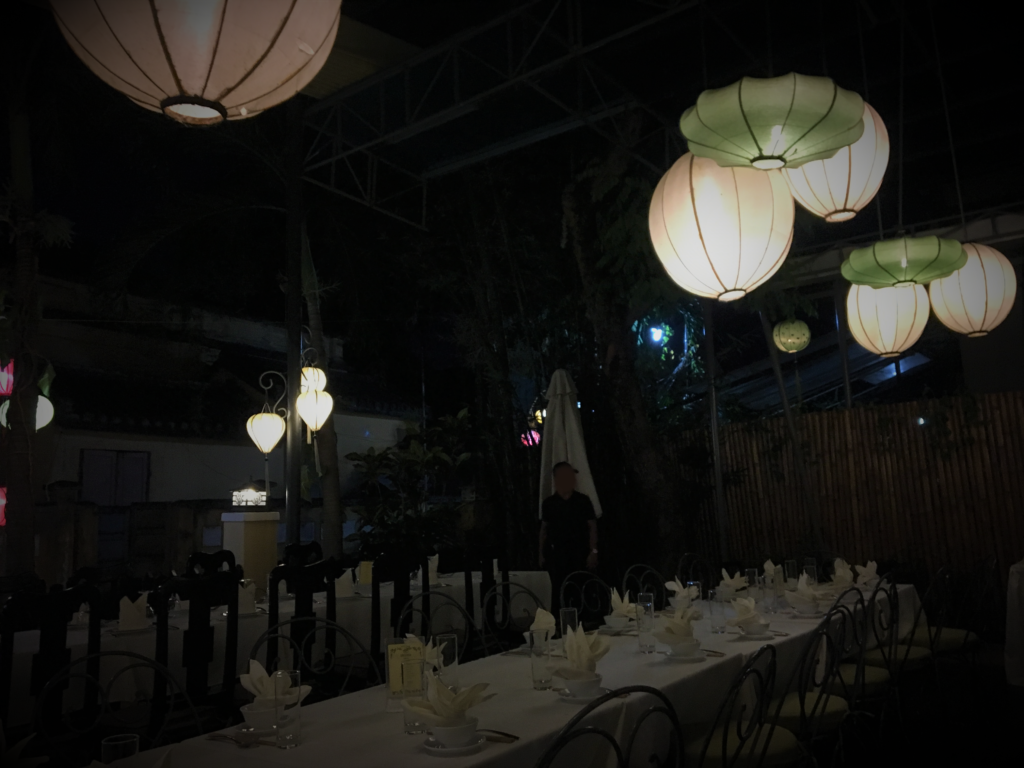 ダオ　ティエン・リバー・レストランのテーブルセットの様子を撮影した写真