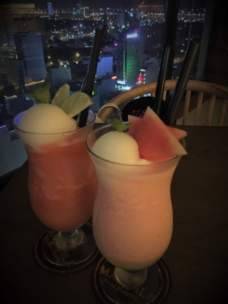 マンディラビーチホテル　ダナンのバーで注文したスムージーを撮影した写真
