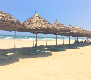 私が実際にダナンで見た、藁でできたビーチパラソル越しの綺麗な海を撮影した写真