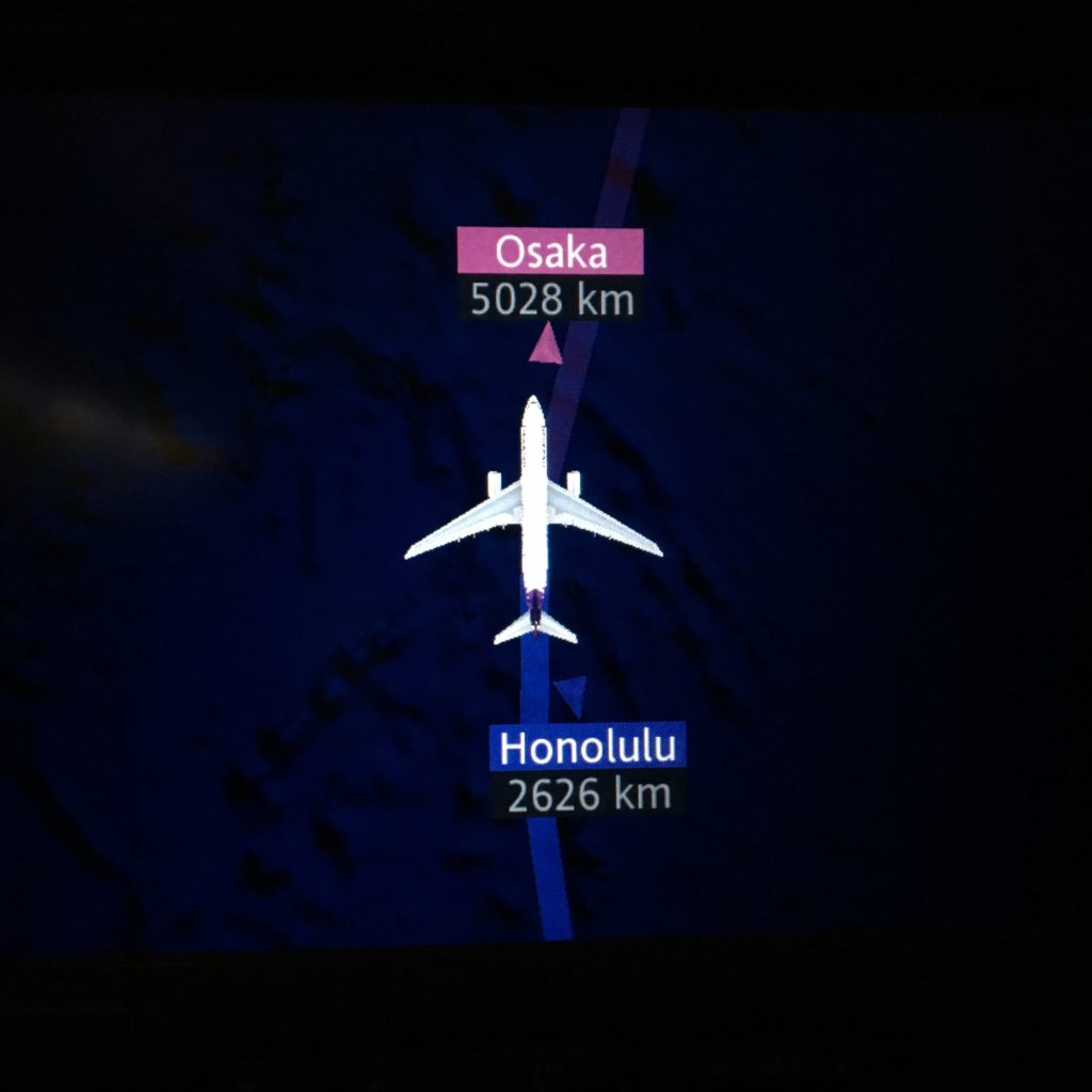 私が実際に機内案内で見たホノルルから大阪までのフライトの飛行状況を撮影した写真