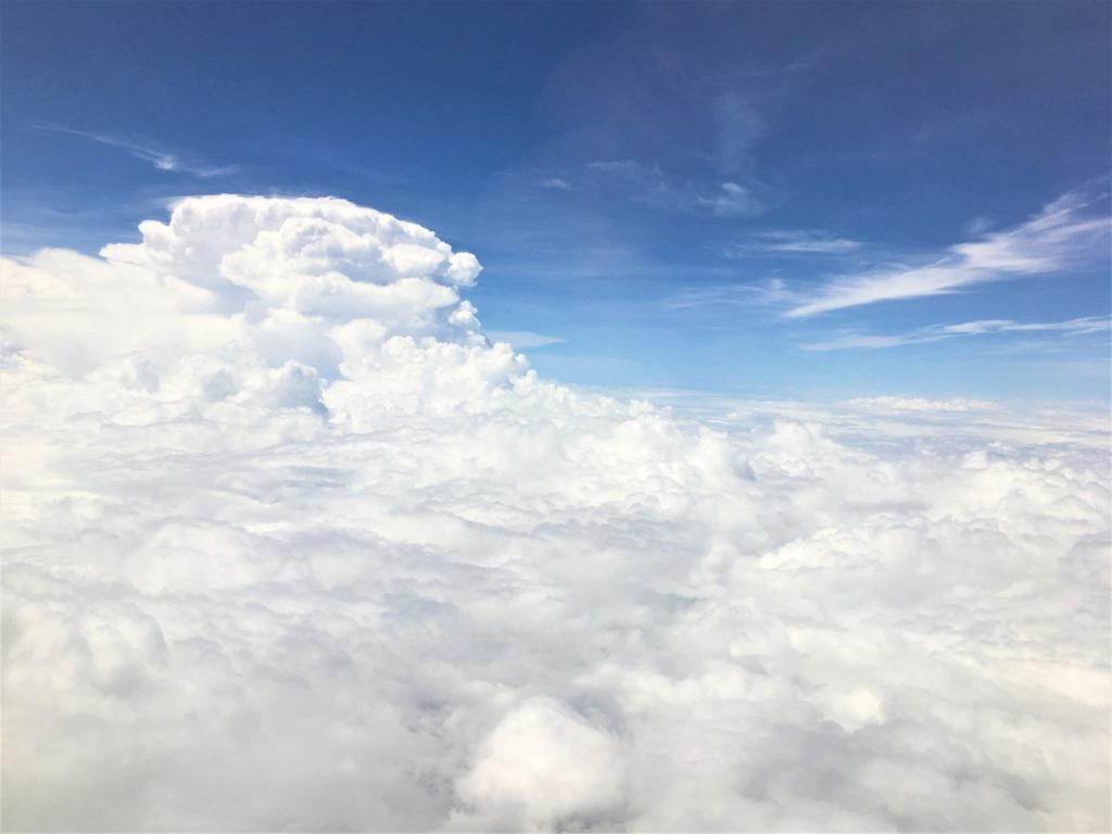 実際に私が乗った飛行機から見えた雲の上の様子を撮影した写真