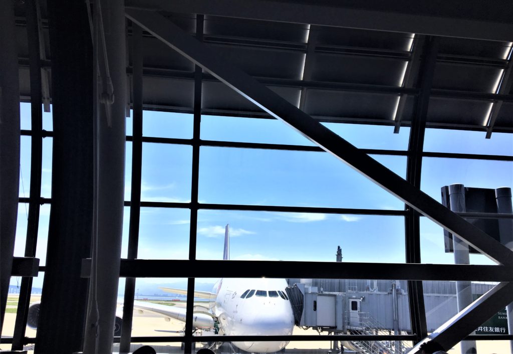 私が実際に関西国際空港で搭乗予定の飛行機を撮影した写真