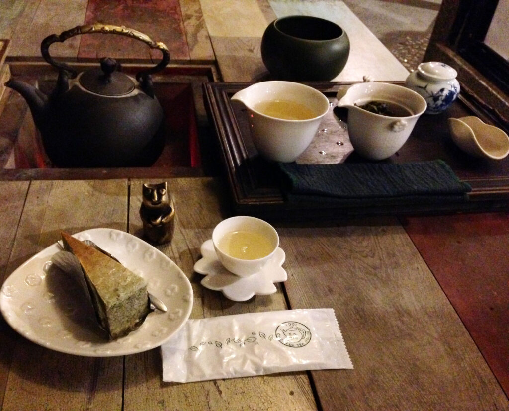 九份で行ったテラスのあるカフェ”水心月茶坊”で頂いたお茶とケーキを撮影した写真