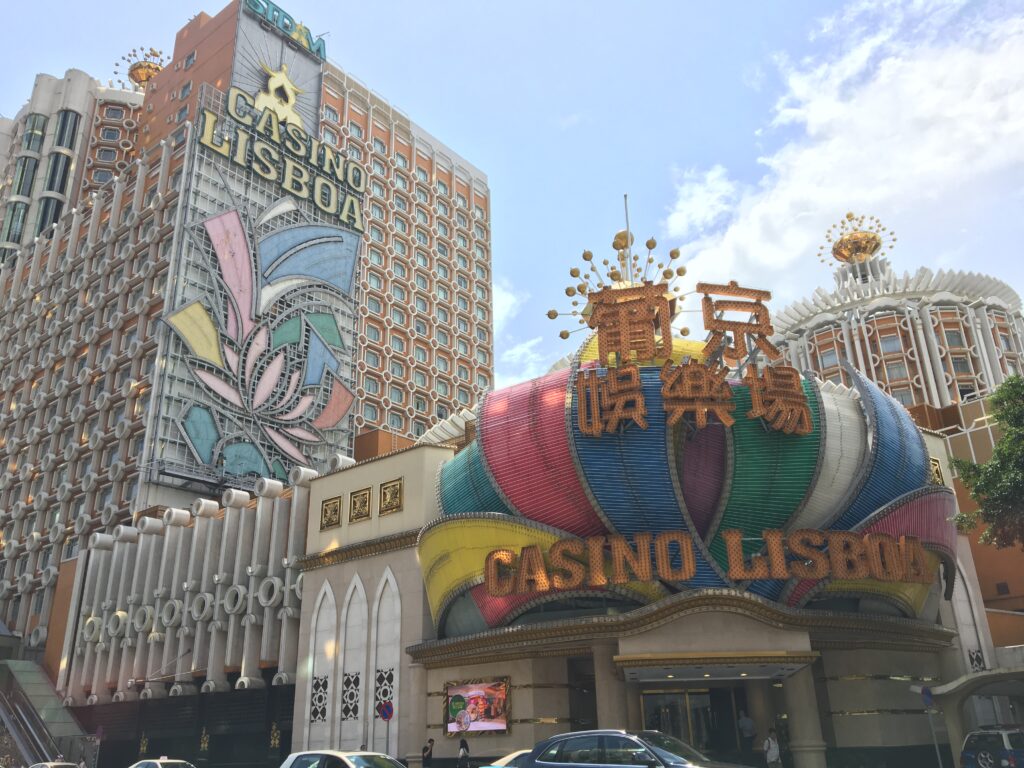 カジノを有するホテル・リスボアのお昼間の外観を撮影した写真